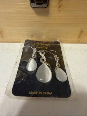 17KM Silver and White Teardrop Necklace and Earring Set